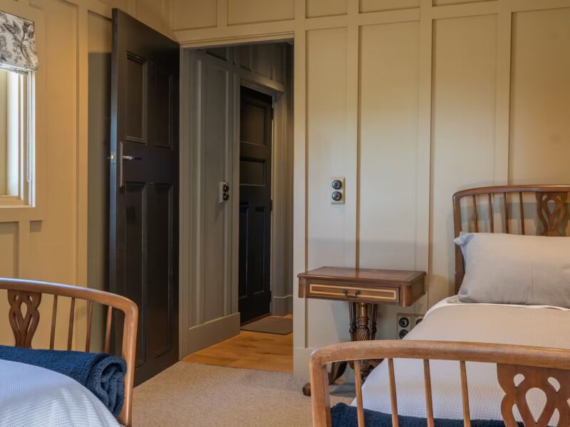 earnscleugh_castle_central_otago_coach_house_bedroom_1_25