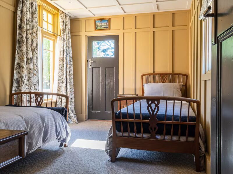 earnscleugh_castle_central_otago_coach_house_bedroom_1_9