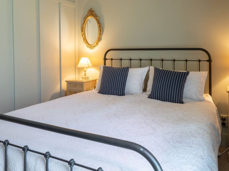 earnscleugh_castle_central_otago_coach_house_bedroom_2_5