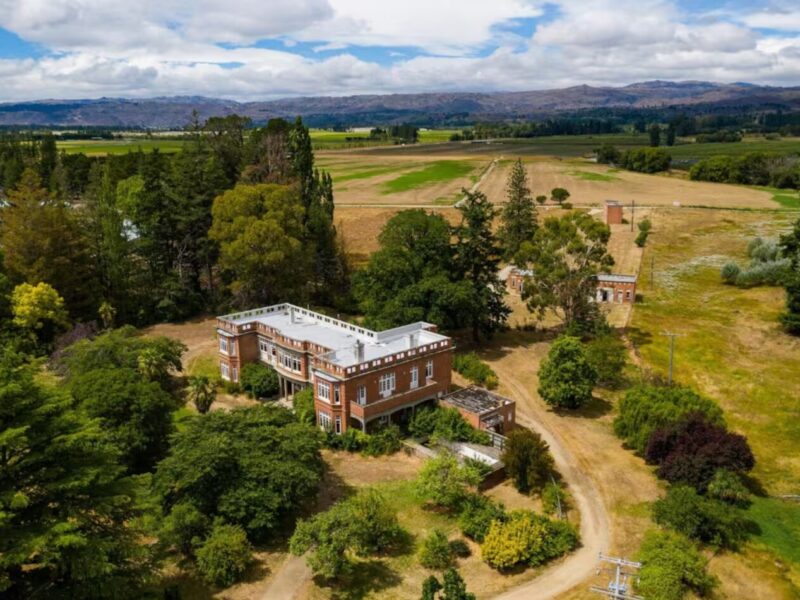 earnscleugh_castle_central_otago_coach_house_exterior_12