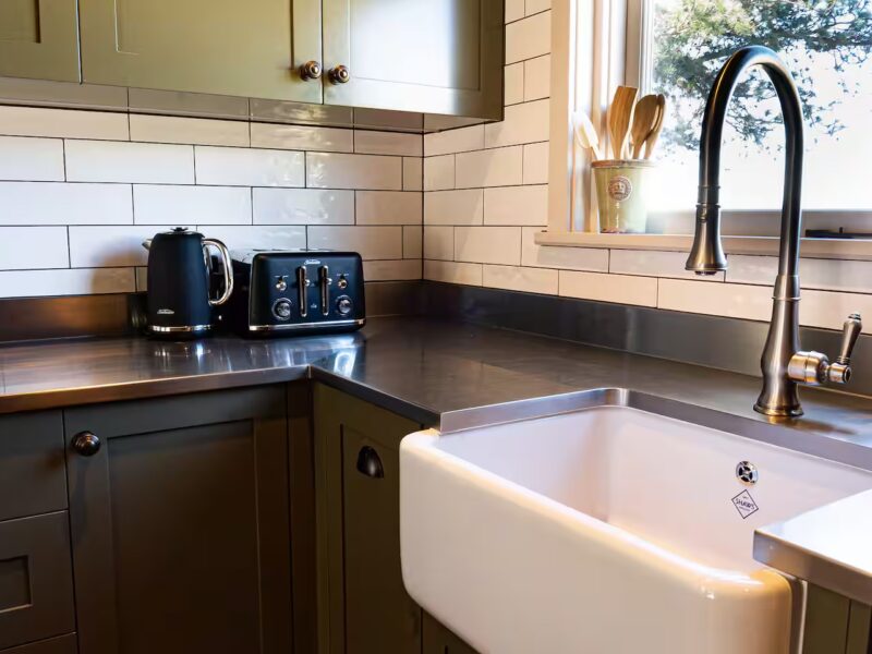 earnscleugh_castle_central_otago_coach_house_full_kitchen_16