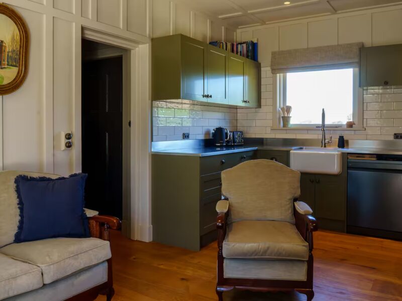 earnscleugh_castle_central_otago_coach_house_full_kitchen_19