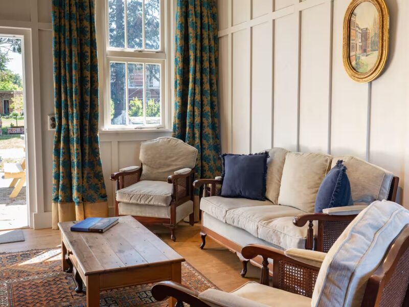 earnscleugh_castle_central_otago_coach_house_living_area_11